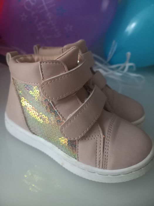 Дитяче зручне взуття для дівчинки.