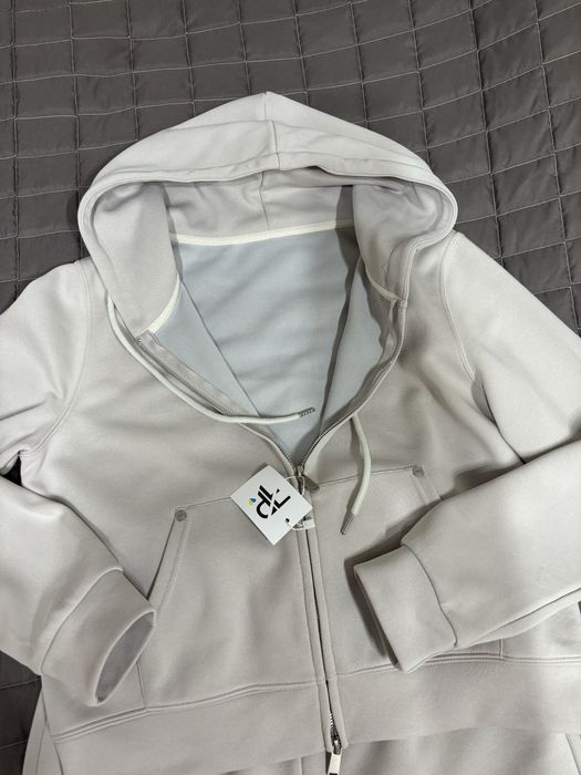 Жіночий спортивний костюм