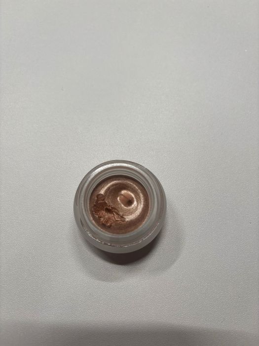 Charlotte Tilbury eyes to mesmerise “champagne”