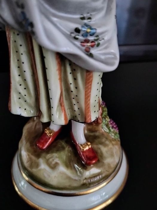 Фарфорова статуетка