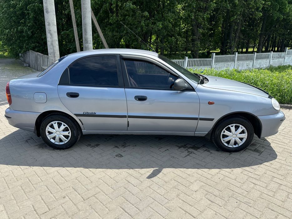 Sens 2011 року автомобіль