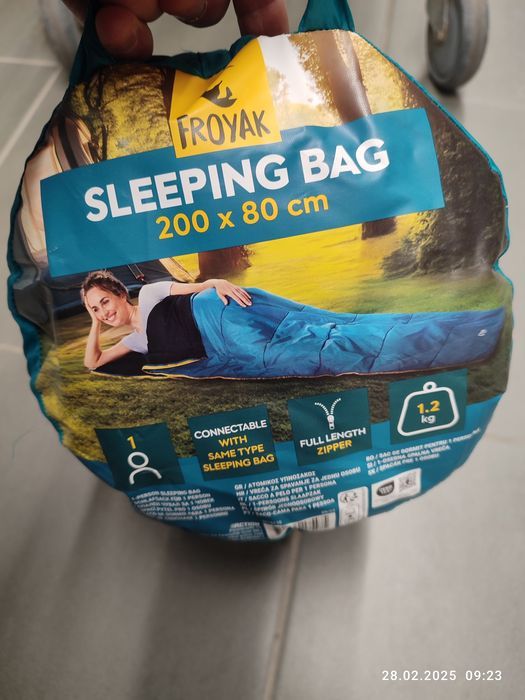 Nowy niebieski śpiwór podróżny