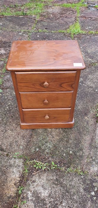 camiseiros,  mesinhas de cabeceira