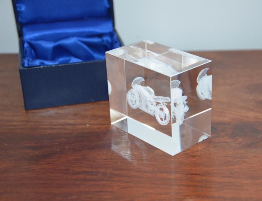 Prisma em Cristal, com gravação interior de moto 3D