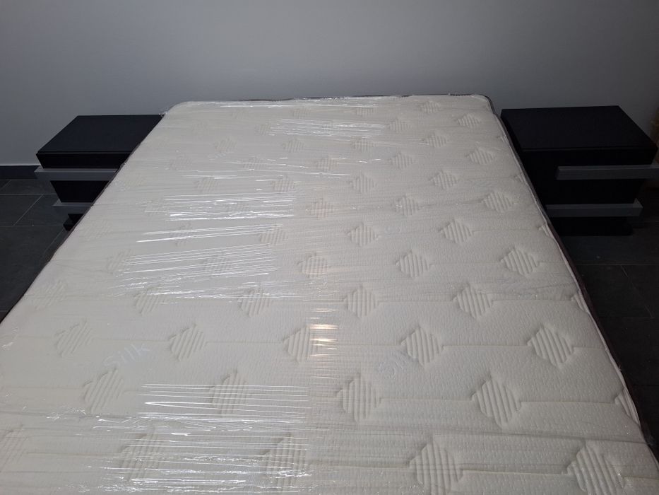 Cama estrado Sommier casal com colchão 2  mesas de cabeceira aparador