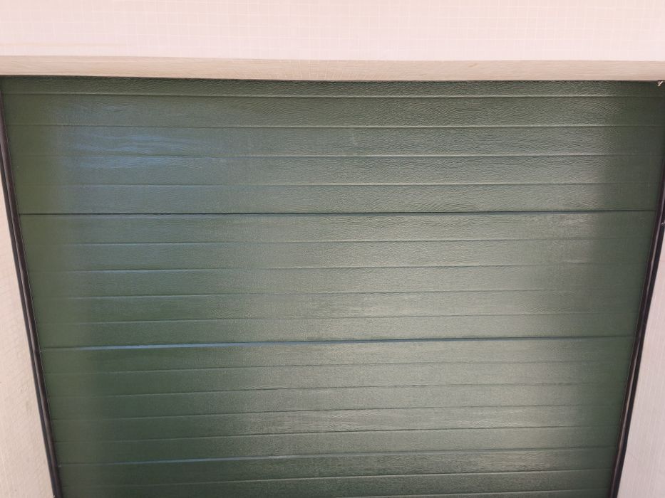 Portão de Garagem em Verde Escuro