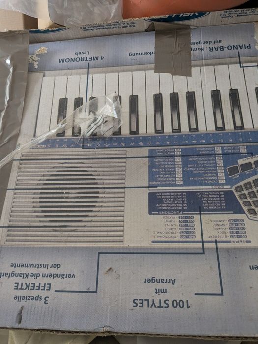 Продам синтезатор Bontempi PM 695.
