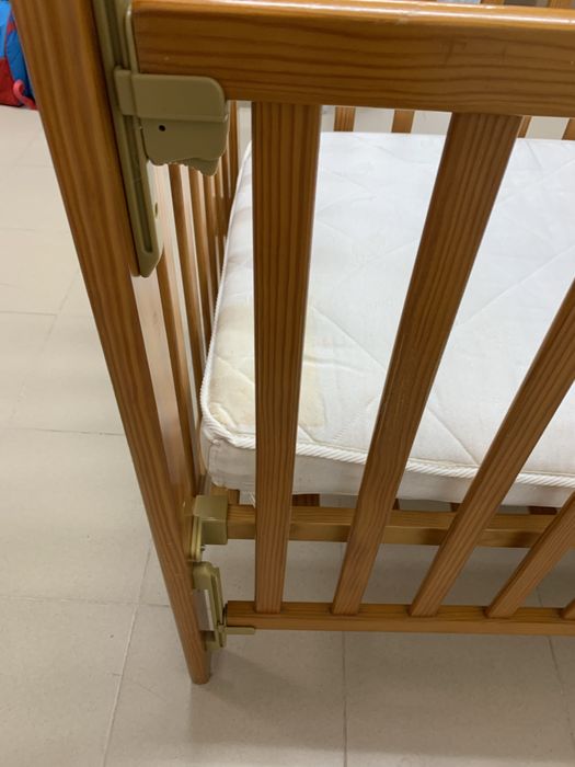 Berço em madeira maciça com grade que sobe e desce.