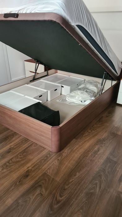Mobília de Quarto de Casal (sommier, mesas cabeceiras, camiseiro, cómoda e cabeceira)