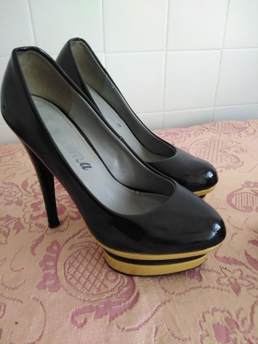 Vários sapatos usados..