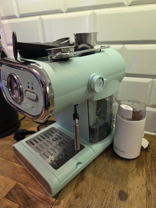 Ekspres do kawy kolbowy ze spieniaczem mleka