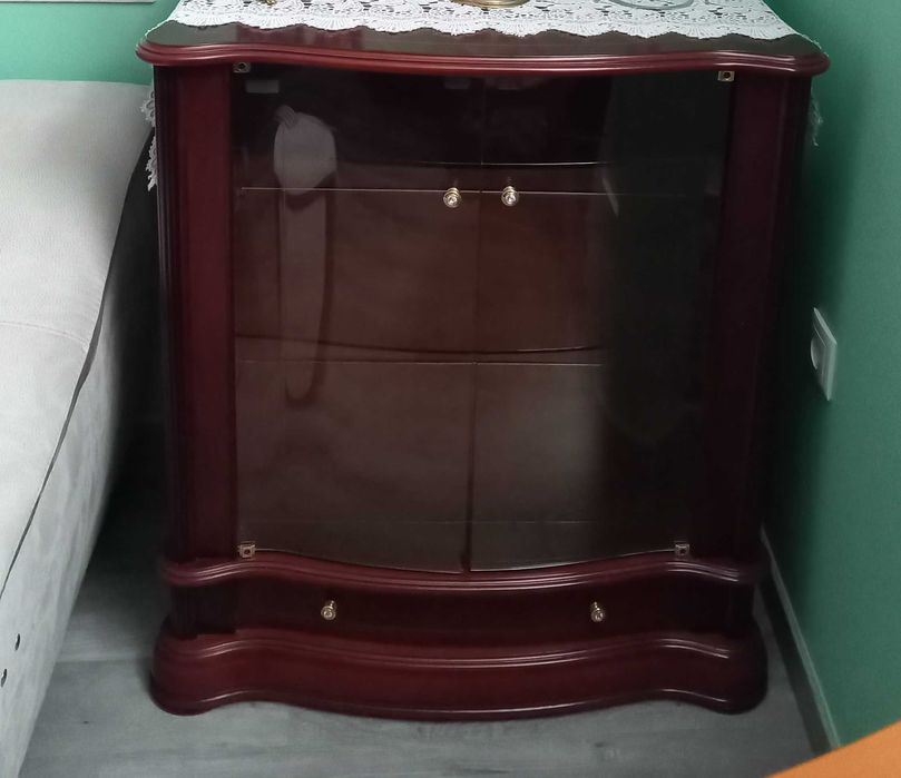 Cristaleira em madeira