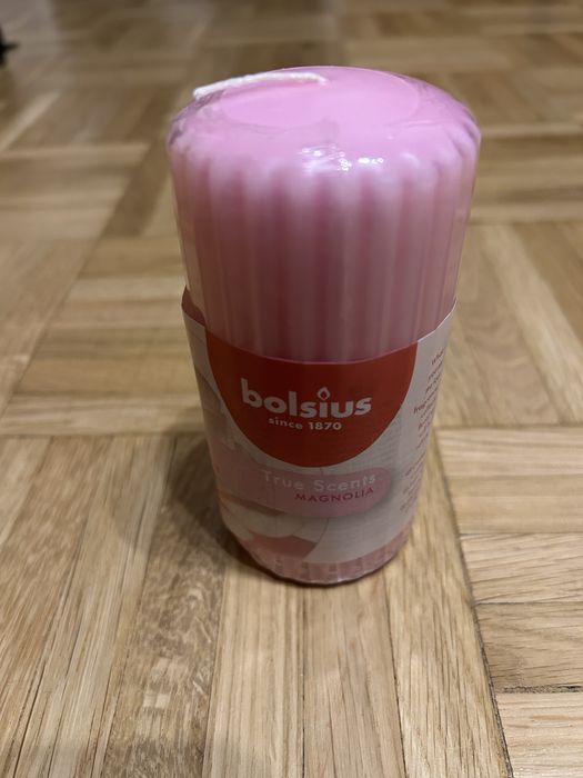 Świeca o zapachu magnolii