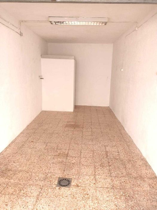 Garagem com porta para a rua - Algueirão