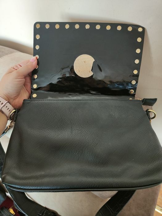 Czarna torebka listonoszka