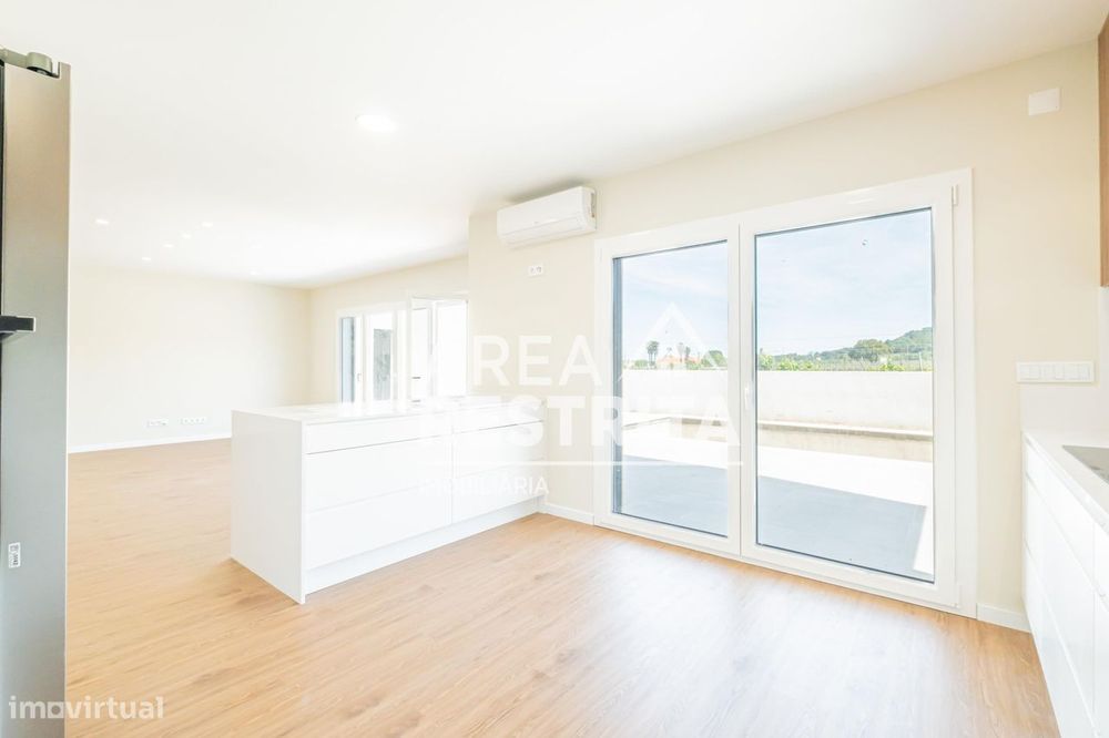 Moradia T4 Isolada com Piscina, Suite e Garagem  em Azeitão