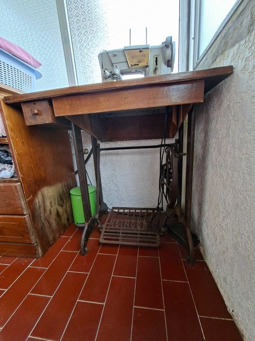 Máquina de costura Singer a funcionar