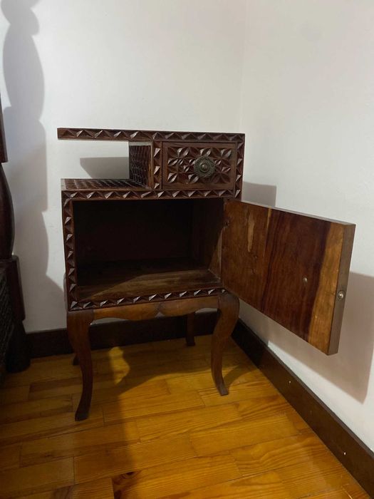 Mesinhas de cabeceira trabalhadas dos anos 60