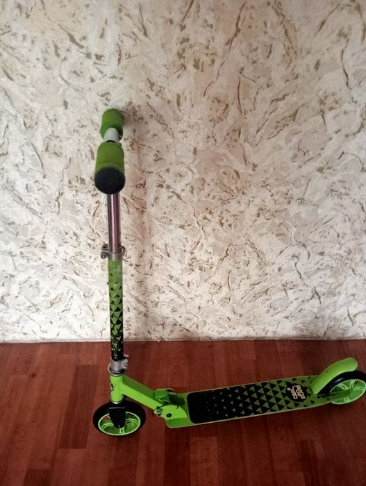 Самокат с шлемом