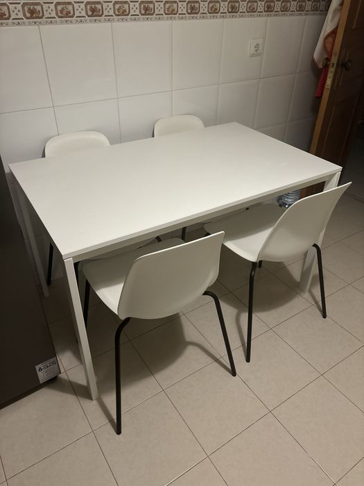 Mesa de cozinha branca