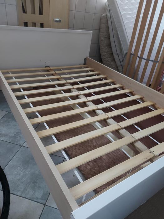 Łóżko 140 x 200 z materacem