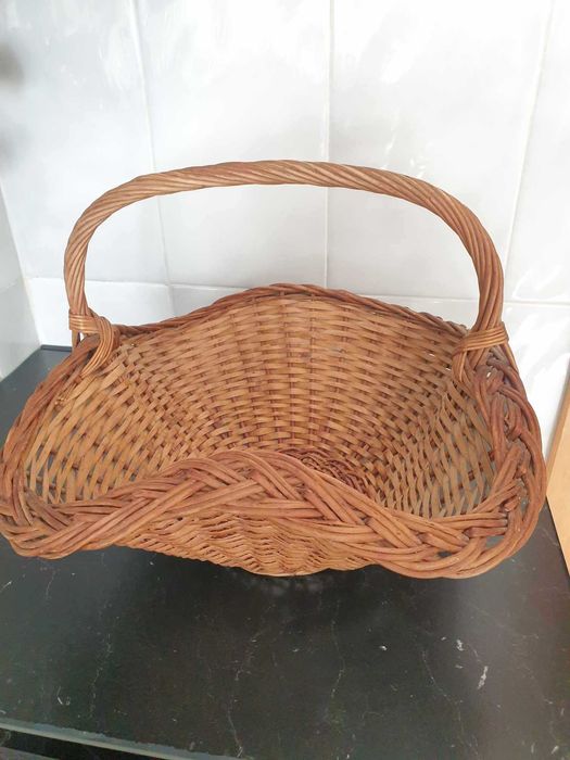 Vários cestos de vime