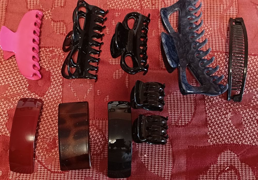 Acessórios de cabelo (dezenas de ganchos) totalidade.