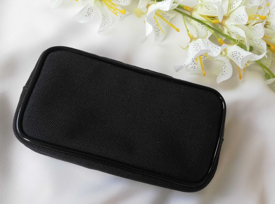 Mała czarna kosmetyczka