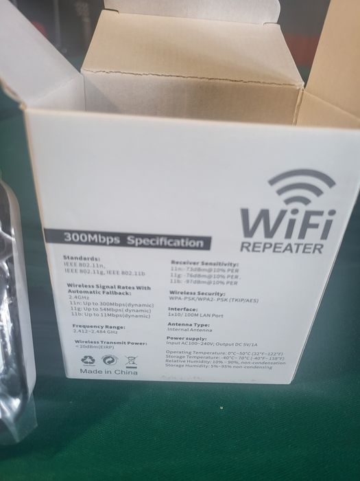 Repetidor sinal Wi-Fi. Amplificador rede wireless. Wi-Fi repeater.