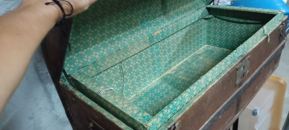 Arca antiga com apoios