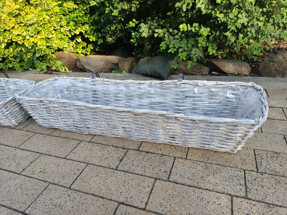 Dwie nowe doniczki balkonowe z hakami, naturalny rattan