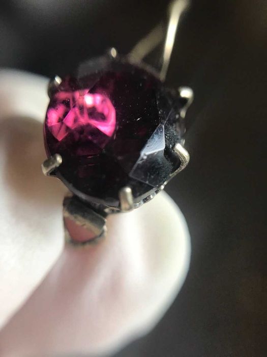 Продам срібні сережки з позолотою і корундом.