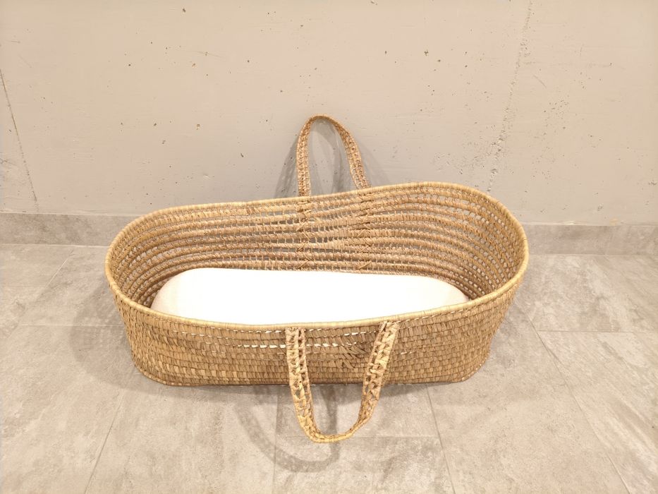 Alcofa de palha com almofada