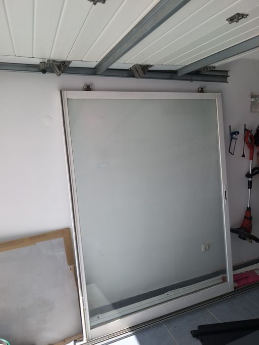 Porta de correr em alumínio com vidro simples – aprox. 150 × 190 cm