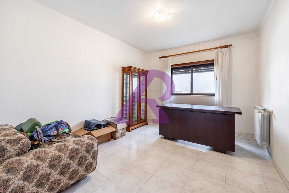 Moradia T3 + 1 com Sótão, Garagem e Terreno – Batalha