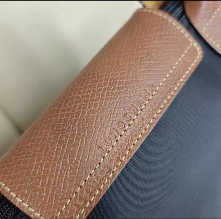 Duża torebka na ramię marki Longchamp w kolorze czarnym