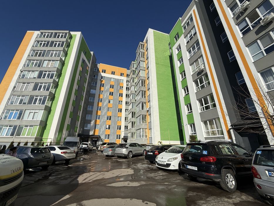 Продається комерційне приміщення з ремонтом ,  для будь яких послуг. Будинок новий та заселений. Зроблений ремонт є меблі та техніка