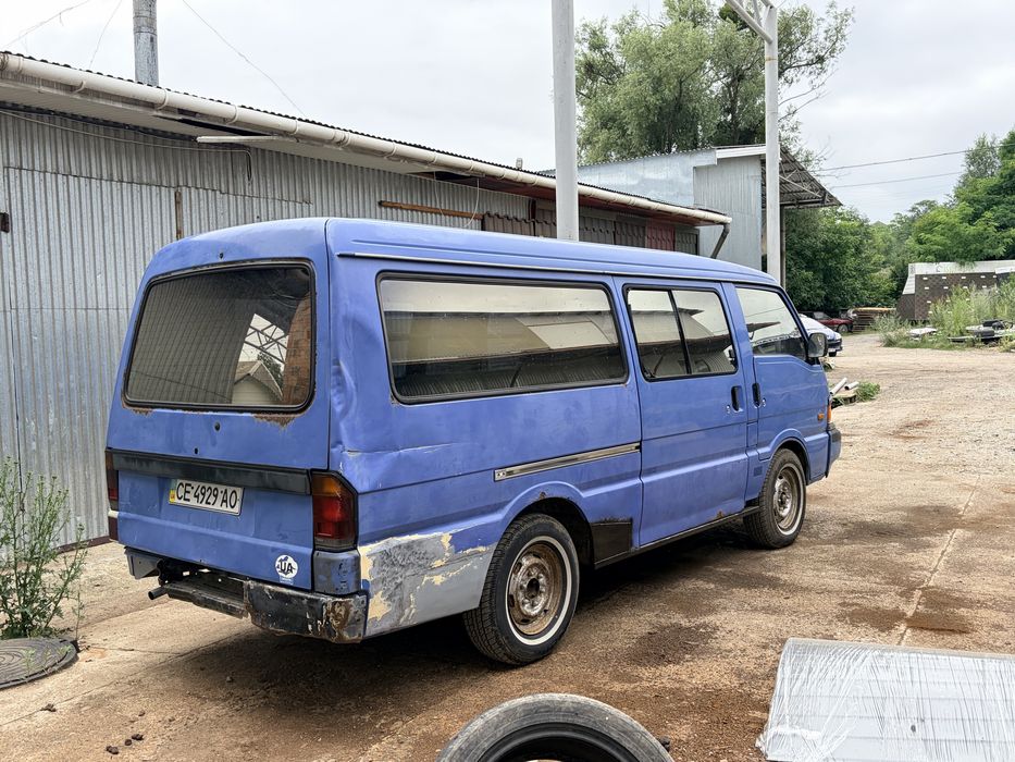 Mazda E2200 бусик на повному ходу