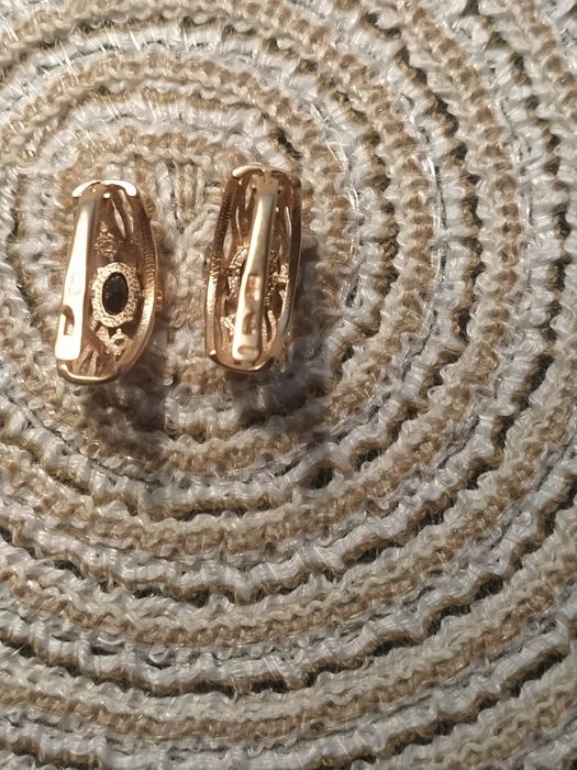 Продам золотые серьги