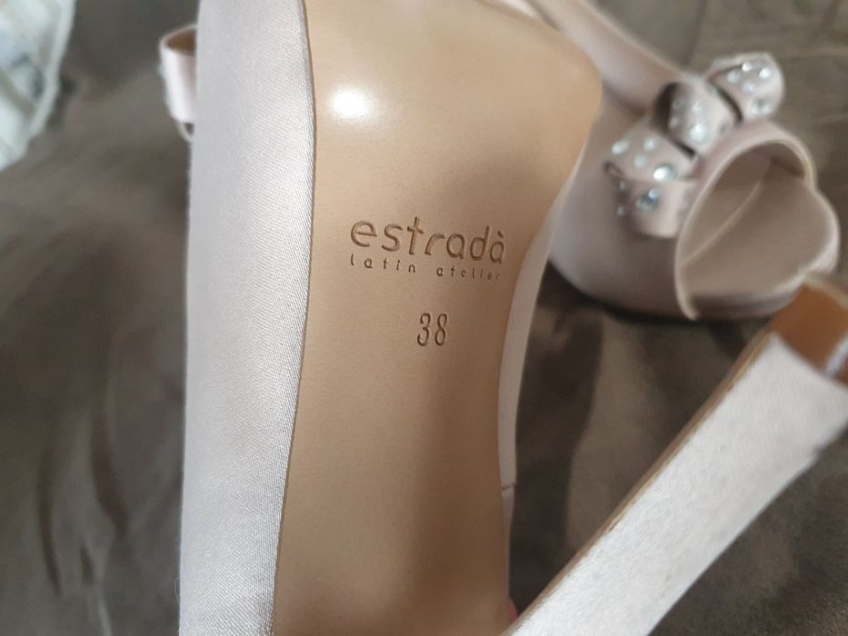 Sapatos beges como novos