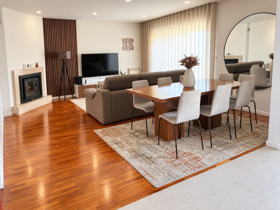 Apartamento T2 Remodelado c/ Lugar de Garagem Varanda e Lareira | Av. Lagueirões