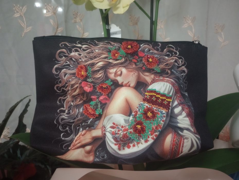 Продаю жіночу косметичку, вишиту чеським бісером