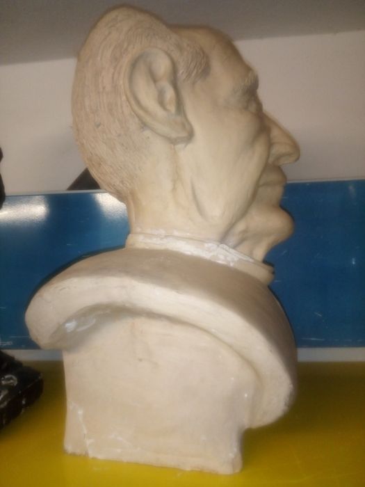 Grande busto em cerâmica- Padre Miguel de João Santos- 1988