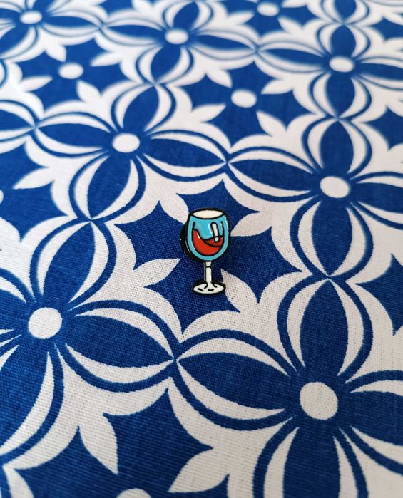 Przypinka kieliszek wina