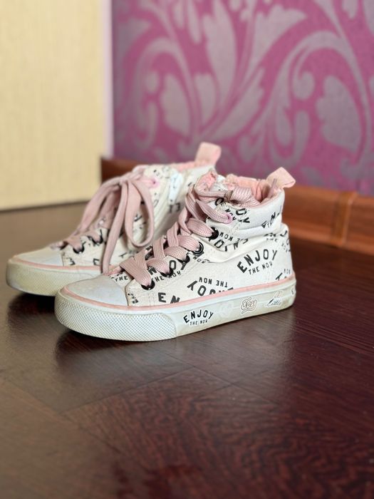 Sprzedam sportowe buty dla dziewczynki w rozmiarze 28