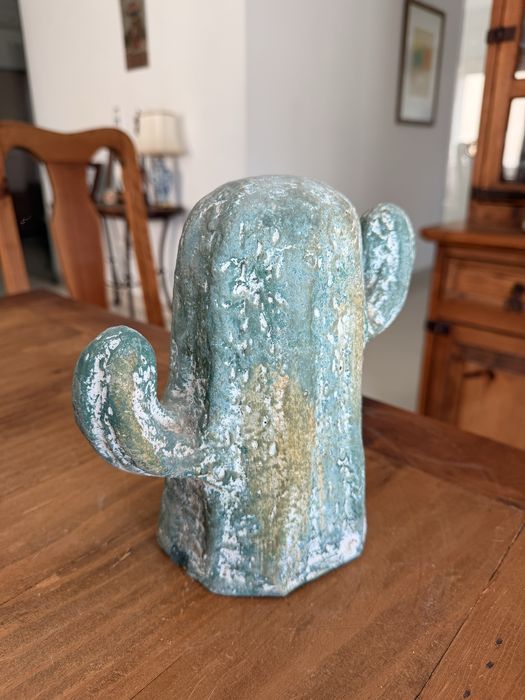 Figura decorativa em cerâmica – Cato rústico