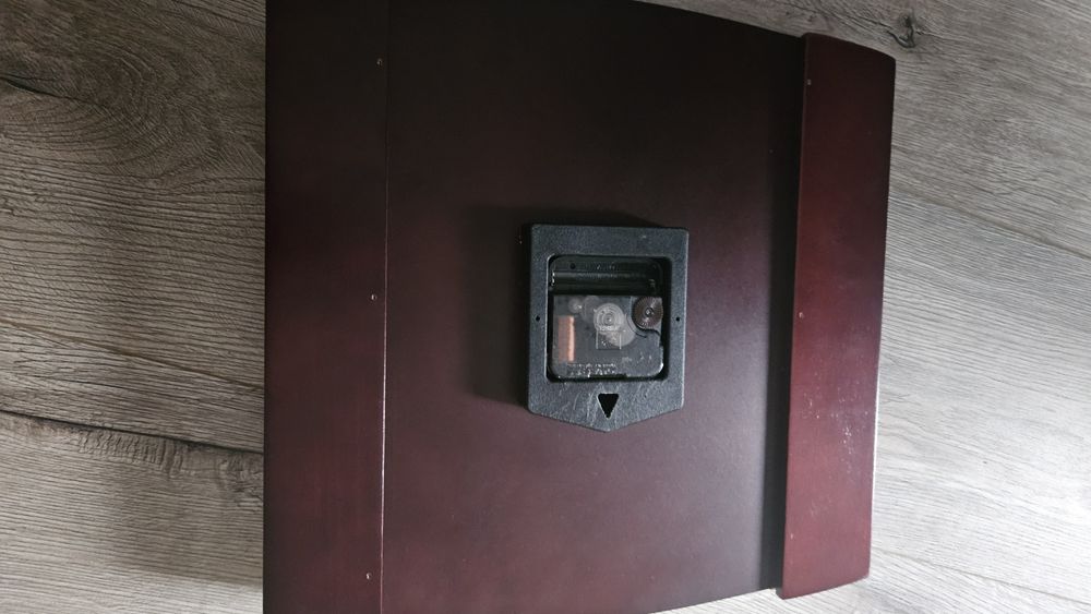 Zegar ścienny adler z okuciem drewnianym do zawieszenia