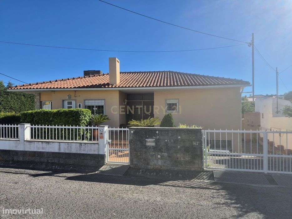 Moradia T3 Mobilada com Jardim e Garagem no Livramento, Estoril