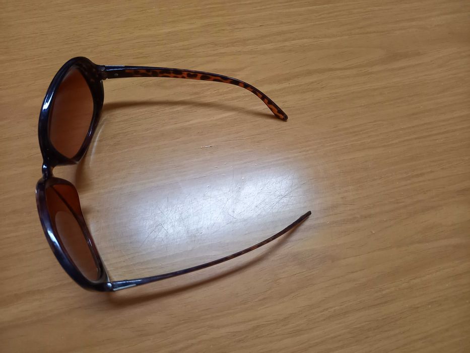 Óculos de sol modernos e sofisticados, praticamente novos - Hawkers