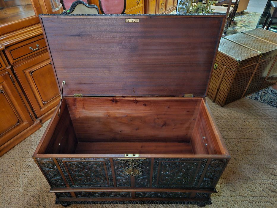 ARCA / Bau em madeira maciça trabalhada - óptimo estad